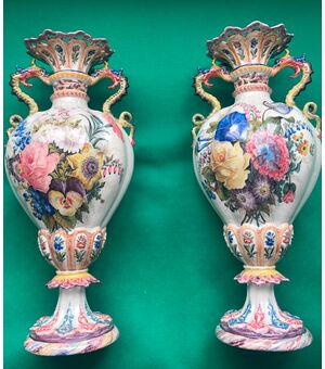 Coppia di vasi in maiolica decorati a fiori.Manifattura Antonibon,Nove di Bassano.