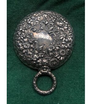 Specchio in argento con motivi floreali e rocaille.Punzone Sterling.Stati Uniti.