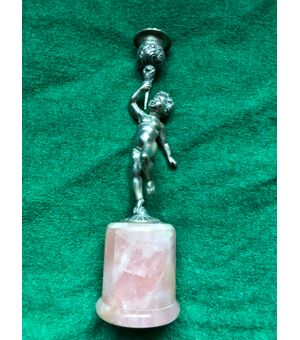 Candeliere in argento con base in quarzo rosa raffigurante un fanciullo nudo che regge il portacandela.Italia.