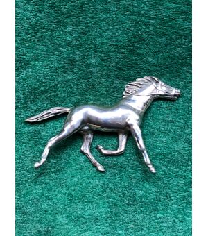 Scultura a in argento raffigurante un piccolo cavallo al trotto.Italia.