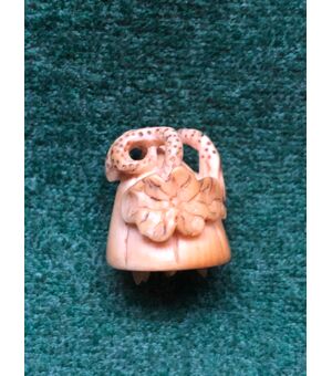Netsuke &#39;in ivory with vegetal motifs with 6 retractable seeds. Japan.     