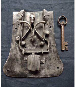 Beautiful lock from Trentino XV-XVI century chest     