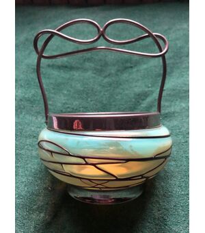 Vaso in vetro iridescente con dettagli in metallo art nouveau.Attribuito alla Manifattura Loetz.( senza firma).