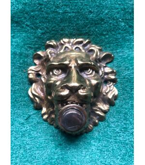Campanello in bronzo raffigurante testa di leone.