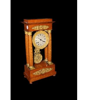 Orologio francese stile Impero in radica di olmo con applicazioni in bronzo e pendolo riccamente rifinito