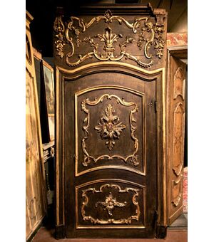 pti534 door with richly carved frame, meas. h 292 cm xl 155 cm     