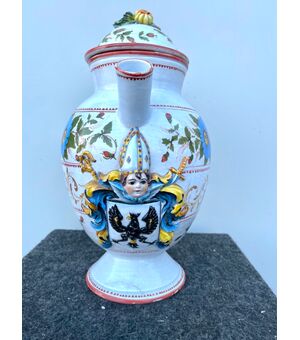 vaso-versatoio da farmacia in maiolica con decoro floreale e stemma in rilievo della famiglia Ricotti..Bassano.