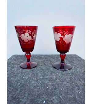 Coppia di bicchieri in vetro incamiciato,decorato alla mola con decoro a foglia di vite.Boemia