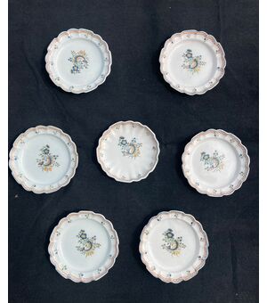 Sette piatti in maiolica con decoro a ‘fiori e rocaille’.Manifattura Dallari,Sassuolo 