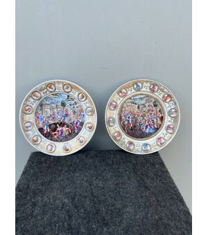 Coppia di piatti in porcellana a ‘bassorilievo istoriato’ policromo con scene di battaglia e medaglioni con profili maschili.Ginori.