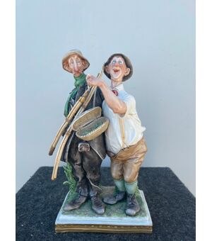 Gruppo in porcellana policroma raffigurante scena comica con due pescatori.Giuseppe Cappe’.