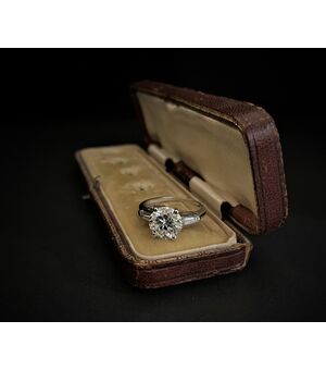 Ring - solitaire with central diamond of 2.90 ct.     