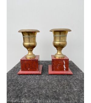 Coppia di vasi in bronzo con base in marmo rosso.Periodo Impero.