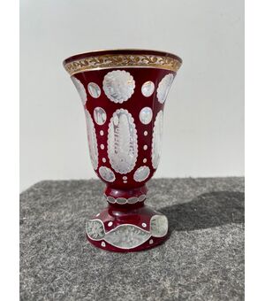 Bicchiere in vetro incamiciato con bolle e molature a motivi vegetali stilizzati e oro.Boemia biedermeier.
