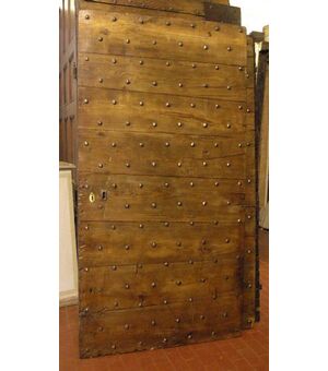 ptcr268 door with nails in chestnut mis. h 175 x 91cm