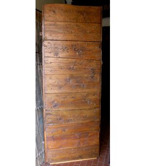 ptcr314 a rustic door with nails in larch