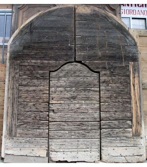 ptn194  grande portone chiodato da restaurare con porta centrale  mis. l max. cm 306 x h 367