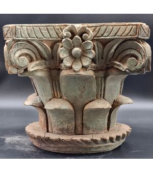 Coppia di capitelli intagliati
