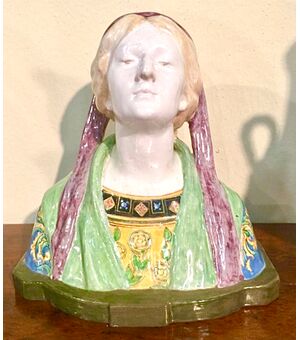 Busto in maiolica raffigurante :Beatrice.Manifattura di Angelo Minghetti,Bologna