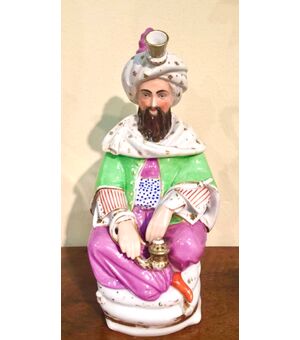 Veilleuse tisaniera in porcellana raffigurante un sultano.Modello di Jacob Petit.Francia.