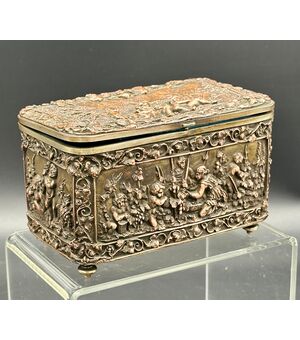 Cofanetto Antico in Rame Rincalzato – Scena Bucolica con Putti Epoca:  XIX secolo.