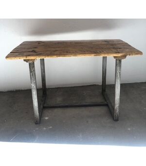 Tavolo industriale con piano in legno ad assi e gambe in acciaio spazzolato