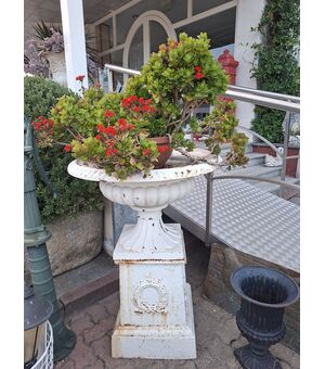 Vaso in ghisa con piedistallo stile Liberty