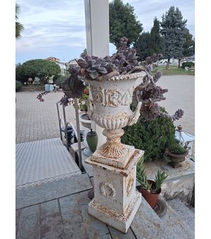 Vaso in ghisa con piedistallo