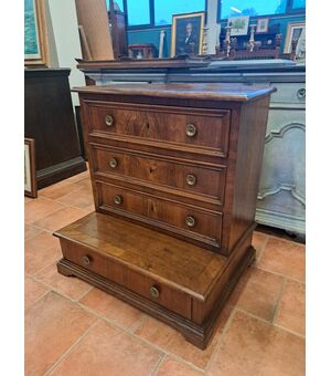 Inginocchiatoio del '700 toscano listrato in noce