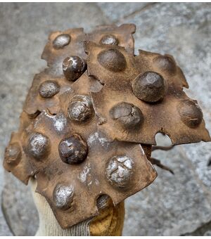 4 Grandi chiodi in ferro forgiato e sbalzato XVII-XVIII secolo