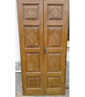 Bella porta in noce a due ante con 4 sformellature