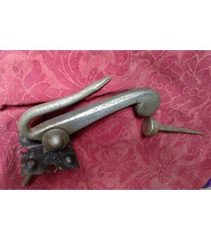 Battente in ferro elegantemente lavorato a forma di serpente