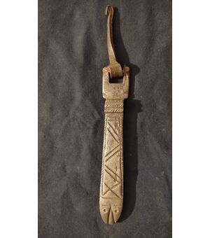 Bel battiporta zoomorfo in ferro forgiato a forma di pesce.