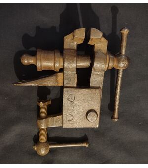 Bella morsa da banco in ferro forgiato XIX secolo