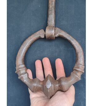 Imponente battiporta in ferro forgiato XVI secolo