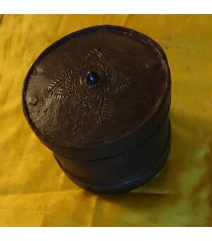 Bella scatola in ferro forgiato ed inciso  coperchio chiusura con segreto