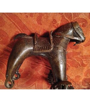 Antico giocattolo indiano in bronzo a forma di cavallo