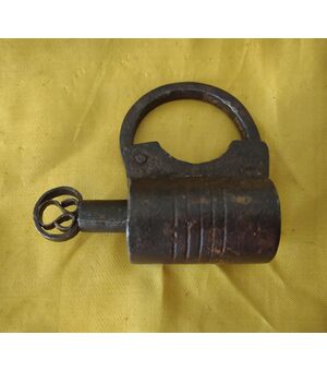 Lucchetto tedesco con chiave a vite XVII secolo