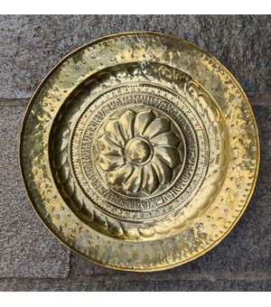Grande piatto in ottone sbalzato, inciso e dorato Veneto XVII secolo