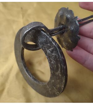 Maniglia di porta in ferro forgiato XVII secolo
