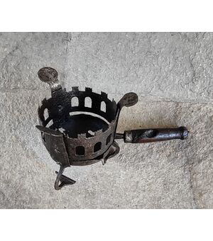 Braciere toscano a castello in ferro forgiato e traforato XV secolo