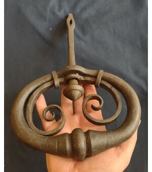 Grande maniglia di portone in ferro forgiato inizi XVIII secolo