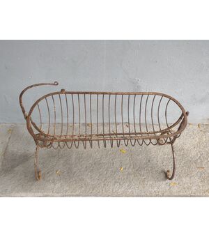 Culla basculante in ferro dipinto per bambole