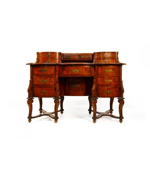 Scrivania "alla Mazzarino" lastronata in noce e radica, XVIII secolo