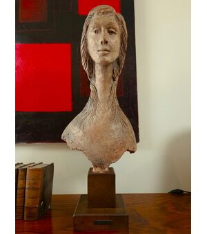 Scultura Femminile in Terracotta del 1976: Un Capolavoro di Vincenzo Brunetti