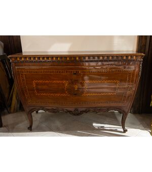 Comò piacentino a 2 cassetti  intagliato ed intarsiato mosso sul fronte e sui fianchi - metà '700