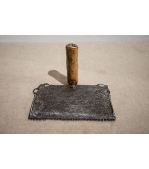 Antico attrezzo in ferro per cardatura  finemente lavorato - XVII secolo