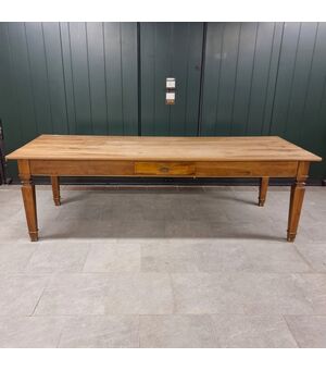 L'Eleganza Senza Tempo: Il Grande Tavolo in Noce Veneto del 19° Secolo