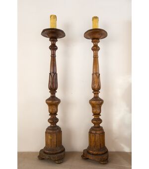Coppia di candelieri fine '700 in legno intagliato