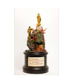 Teca con composizione ex voto in pietra con coralli - Vergine e San Diocleziano - Metallo, Pietra, Vetro